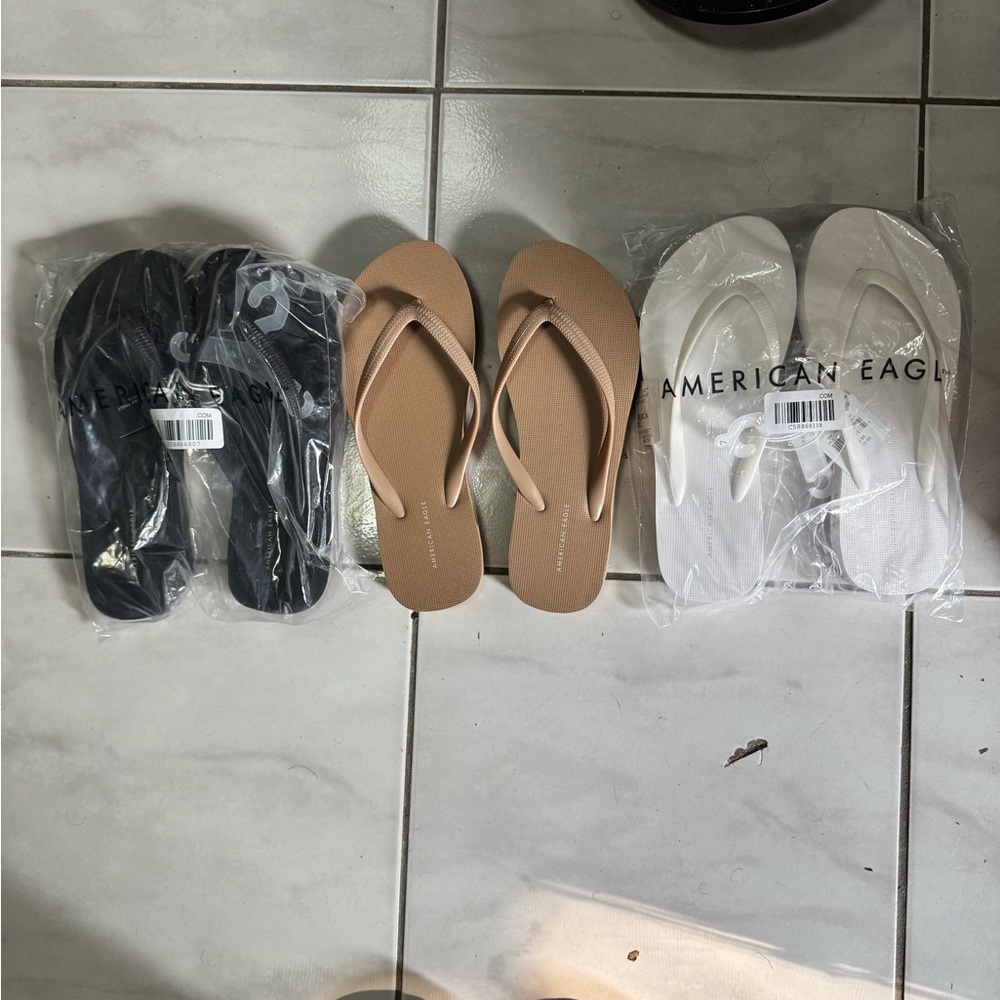 American Eagle flip flops